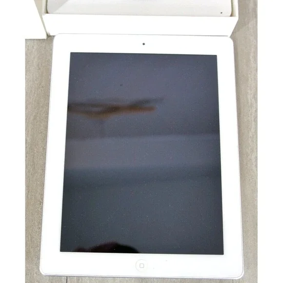 Apple iPad 2 16GB, Wi-Fi, 9.7in White - - Picture 1 of 5